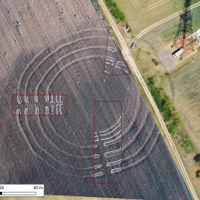 Obraz fotogrametryczny rondela (przetworzone zdjęcie lotnicze) z zaznaczonymi wykopami