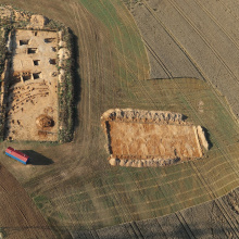 Widok wykopów: widoczne rowy otaczające rondel 