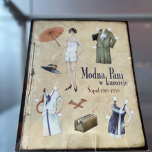 The cover of the book entitled. "Fashionable lady in the resort. Sopot 1918-1939'.