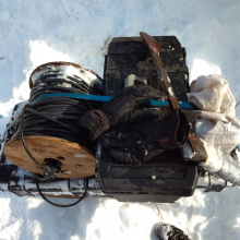 Sprzęt do badań transportowany na sankach.