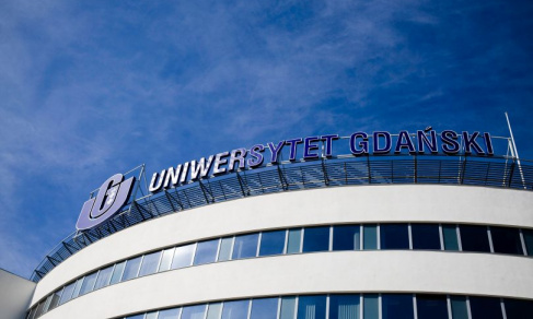 Budynek Wydziału Nauk Społecznych UG z widocznym logo uniwersytetu