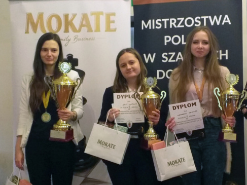 Studentka UG Julia Antolak z pucharem (pośrodku)