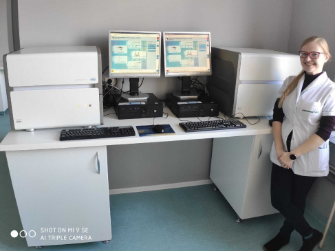 Fot. Archiwum UG. Na zdjęciu Izabela Szczygielska, Diagnosta Laboratoryjny i Specjalista ds. Systemu Zarządzania Jakością - jedna z organizatorek pracowni diagnostyki koronawirusa w 7. Szpitalu Marynarki Wojennej w Gdańsku oraz dwa termocyklery Light Cycler 480 II do oznaczania materiału genetycznego koronawirusa metodą PCR w czasie rzeczywistym.