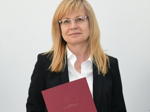 prof. Machnikowska podczas odbioru dyplomu.