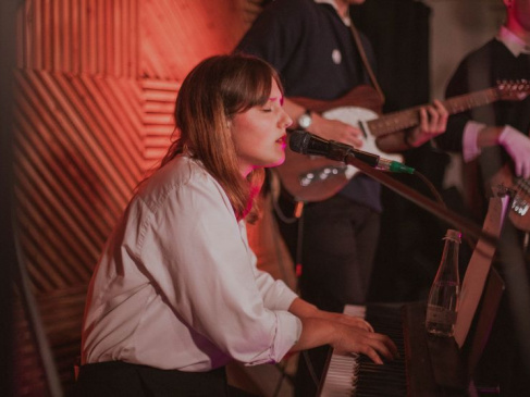 Wokalistka zespołu Roomieńce, podczas koncertu na UG