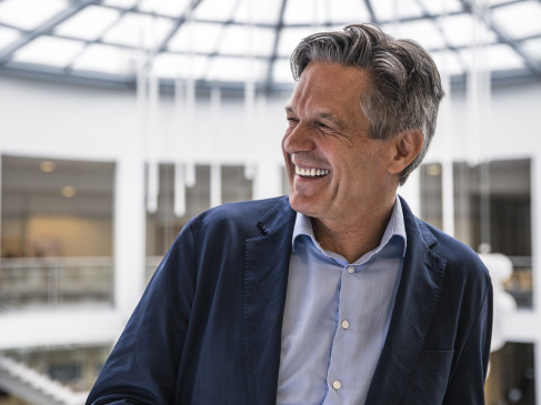 Prof. Ole Boe w rotundzie WNS - widok z profilu