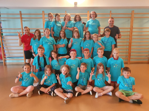 Dzieci pracowników UG w turkusowych koszulkach podczas zajęć w ramach Aktywnego Uniwerku 2024