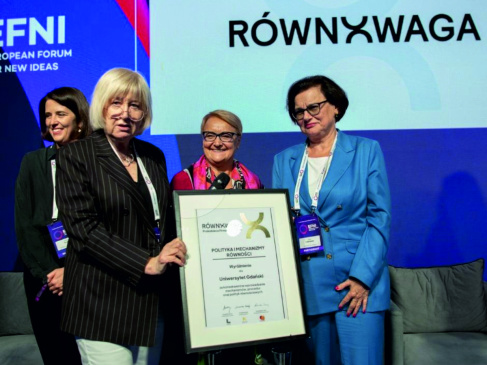 Wręczenie Uniwersytetowi Gdanskiemu (odbiera prof. Ewa Łojkowska) wyróżnienia w kategorii "Polityka i mechanizmy równości"
