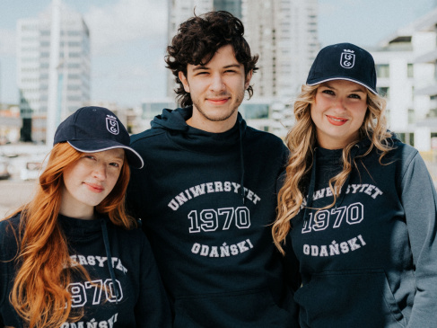 Troje studentów w koszulkach UG 1970