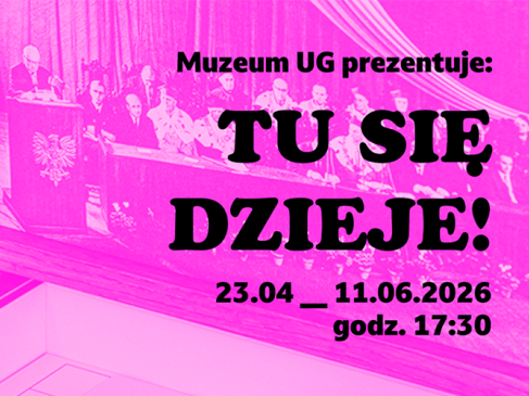Napis Muzeum Tu się dzieje na tle zdjęcia z wystawy stałej