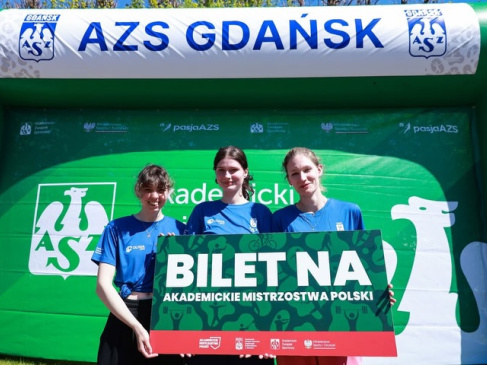 Reprezentamtki AZS UG z transparentem BIlet na Finał przed dmuchaną bramką z logo AZS Gdańsk