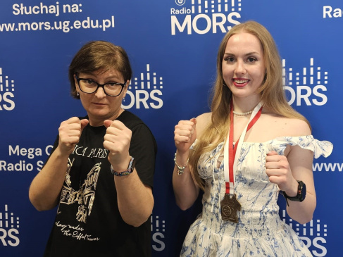Karolina Gleinert i Margareta Kąkol na tle ściany z logotypami Radia MORS