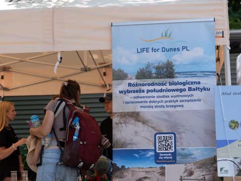 stoisko informacyjne, z przodu plakat z napisem LIFE for Dunes PL