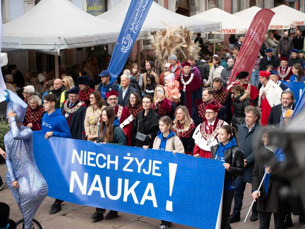 Parada Uczelni Fahrenheita pod hasłem Niech żyje nauka