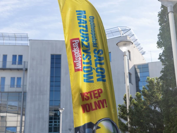 Winder Salonu Maturzystów na tle budynku WPiA UG
