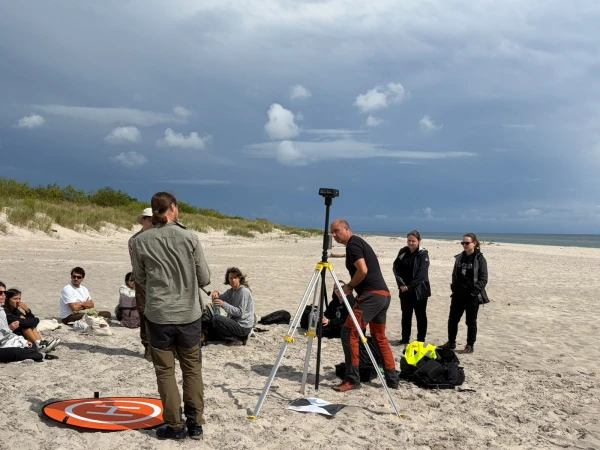 Uczestnicy kursu podczas zajęć terenowych na plaży
