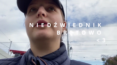 Kadr z vloga zapowiadającego audycję