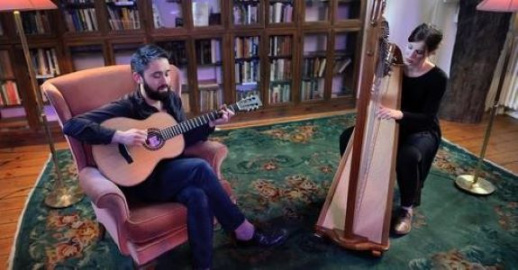 Muzycy z gitara i harfą