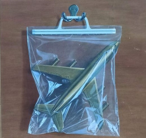 Model samolotu w foliowej torebce