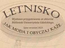 Plakat reklamujący wystawę: na beżowym tle czarnymi literami napis układający sie w elipsę: Letnisko. Jak moda i obyczaj każe. W środku: Wystawa przygotowana ze zbiorów Biblioteki Uniwersytetu Gdańskiego