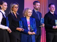 Gala Nasze Dobre z Pomorza - osoby nagrodzone Wyróżnieniem 80-lecia Dziennika Bałtyckiego, wśród nich Kanlerz UG prof. Aneta Oniszczuk-Jastrząbek