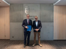 Prof. Przemysław Borkowski i Rektor UG, prof. Piotr Stepnowski, na tle ściany z logo UG