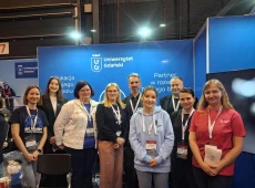 Przedstawiciele UG przy stoisku uniwersyteckim