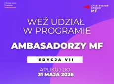 plakat, napis Weź udział w programie Ambasadorzy Ministerstwa Finansów edycja VII, aplikuj do 31 maja 2026, na dole plakatu czwórka młodych ludzi z teczkami, notesami i kawą