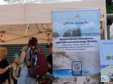 stoisko informacyjne, z przodu plakat z napisem LIFE for Dunes PL