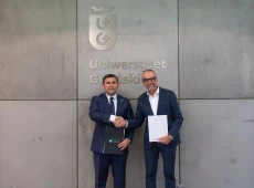 Rektorzy Azizkhon Nodirov i Piotr Stepnowski p podpisaniu porozumienia 6 lipca 2026