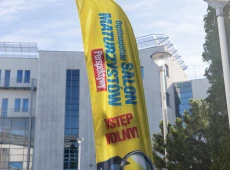 Winder Salonu Maturzystów na tle budynku WPiA UG