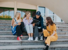 Studenci na schodach