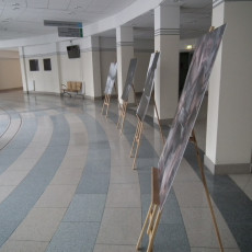 widok na standy reklamowe , widok z boku na fragment korytarza i ściany na pierwszym piętrze na Wydziale Nauk Społecznych